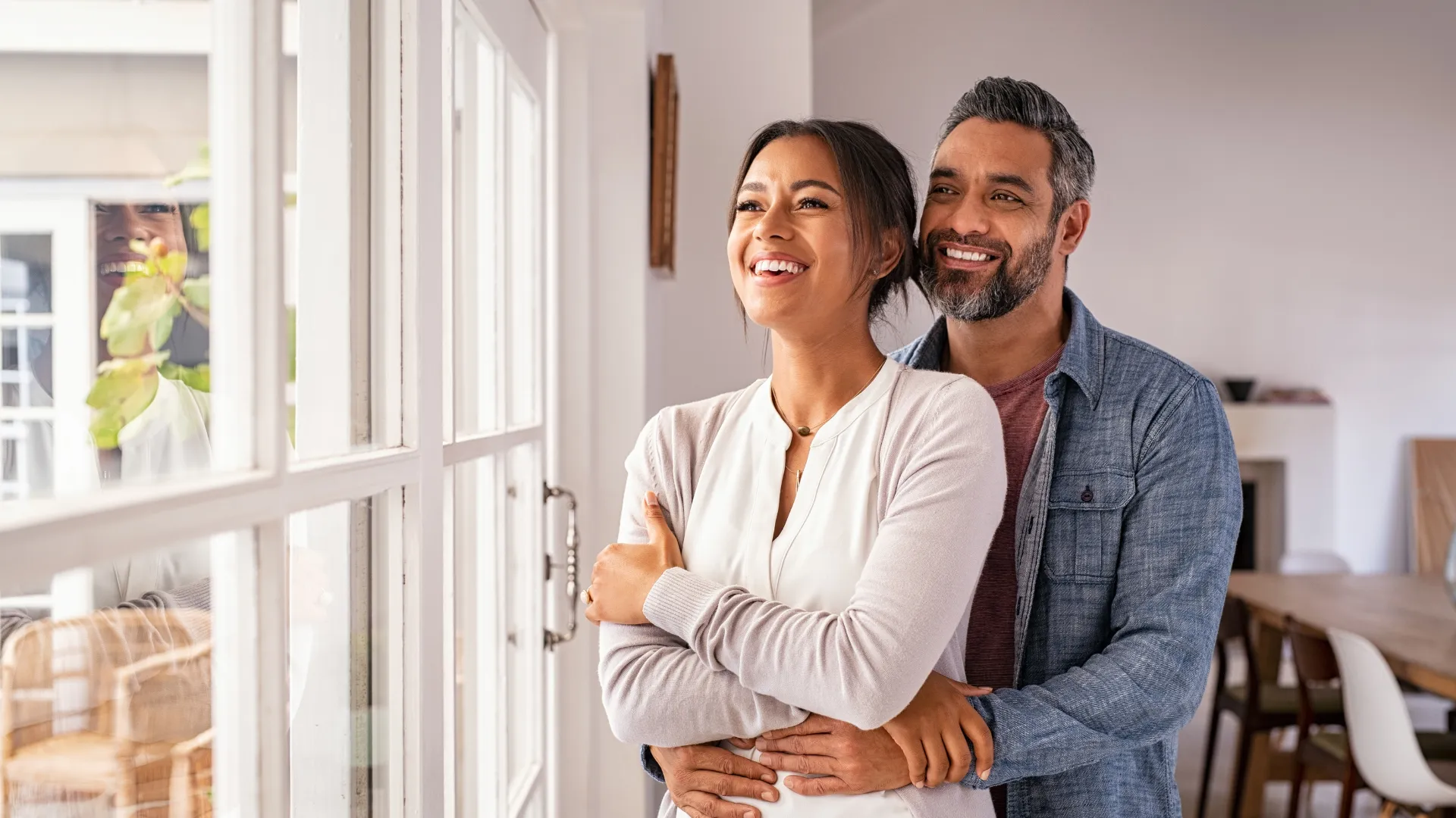Pareja disfrutando tranquilidad después de iniciar un Plan Personal de Retiro